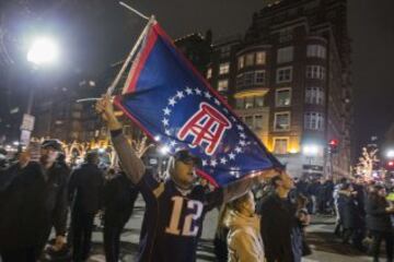 Un aficionado de los Pats celebra la victoria de su equipo con una bandera del famosísimo Taburete Patriótico, que fue donde se sentó Jefferson para firmar la Constición Americana en 1776. Vale, me lo acabo de inventar. En serio, que alguien nos explique esa bandera con un taburete, por favor.