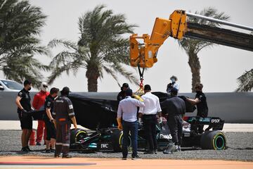 El Mercedes del brit¨¢nico tuvo que ser remolcado
