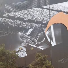 La Copa del Rey de Sevilla
llega a la fachada de Mestalla