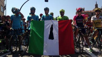 Los ciclistas italianos encabezan el pelot&oacute;n en el minuto de silencio por las v&iacute;ctimas del terremoto de Italia antes de darse la salida de la sexta etapa de la Vuelta a Espa&ntilde;a en Monforte de Lemos