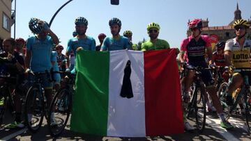Los ciclistas italianos encabezan el pelotón en el minuto de silencio por las víctimas del terremoto de Italia antes de darse la salida de la sexta etapa de la Vuelta a España en Monforte de Lemos