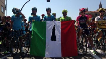 Los ciclistas italianos encabezan el pelot&oacute;n en el minuto de silencio por las v&iacute;ctimas del terremoto de Italia antes de darse la salida de la sexta etapa de la Vuelta a Espa&ntilde;a en Monforte de Lemos