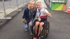 La atleta paral&iacute;mpica belga Marieke Vervoort posa junto a la redactora de AS Isabel Rold&aacute;n, enviada especial a los Juegos Paral&iacute;mpicos de R&iacute;o 2016.