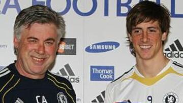 <b>ANCELOTTI, CON SU NUEVA ARMA. </b>Torres posa junto a Carletto con la camiseta número 9 del Chelsea.