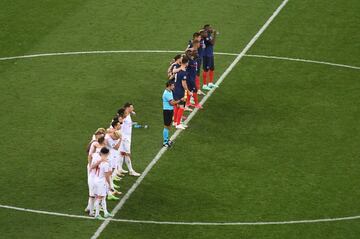 Los jugadores de las selecciones de Suiza y Francia en el  medio del campo durante la tanda de penaltis.