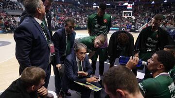 Luis Casimiro da instrucciones a sus jugadores durante el partido de la Copa del Rey que ha enfrentado al Casademont Zaragoza y al Unicaja de Málaga en el Martín Carpena