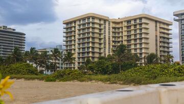 SURFSIDE, FLORIDA - 5 DE JULIO: Vista general de donde el condominio Champlain Towers South de 12 pisos parcialmente derrumbado fue derribado con una demolici&oacute;n controlada el 5 de julio de 2021 en Surfside, Florida. 