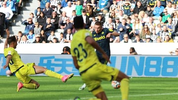 Harvey Barnes marca el cuarto gol.