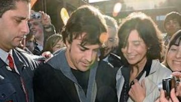 <b>ADMIRADO POR SUS PAISANOS. </b>Alonso estuvo arropado por los mejores aficionados que tiene: los asturianos. Firmó muchos autógrafos y cumplió muchas ilusiones.