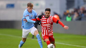 MANCHESTER, ENGLAND - DECEMBER 17: Yan Couto of Girona battles for possession with Cole Palmer of Manchester City during the friendly match between Manchester City and Girona at Manchester City Academy Stadium on December 17, 2022 in Manchester, England. (Photo by James Gill - Danehouse/Getty Images)