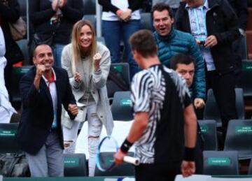 Ester Satorova celebra la victoria de su pareja Tomas Berdych.