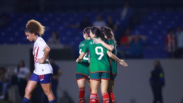 Jugadoras de la Selección Mexicana Femenil festejan después de anotar el tercer gol.