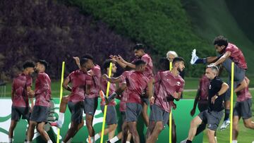 Los futbolistas de Qatar, durante el entrenamiento de ayer.