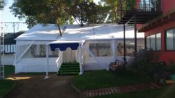 Esta carpa es la ampliación de la zona de descanso de los jugadores en Juan Pinto Durán.