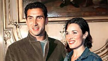 <b>FELICES</B>. Costa y su novia Cristina, en la fiesta celebrada en la embajada de España en la capital francesa para festejar el triunfo.