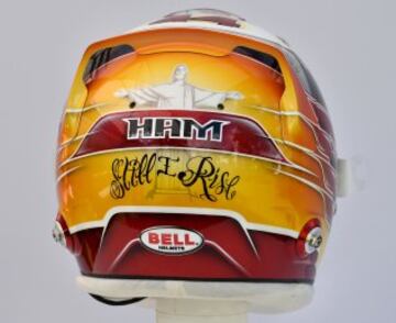 Parte posterior del casco del piloto británico Lewis Hamilton de Mercedes.