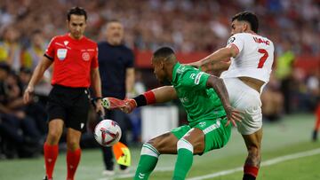 Natan, ante el Sevilla.