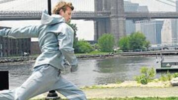 <b>ICONO PUBLICITARIO. </b>El marketing llevó a Beckham a Nueva York, donde debía marcar gol en una portería flotante sobre el East River.