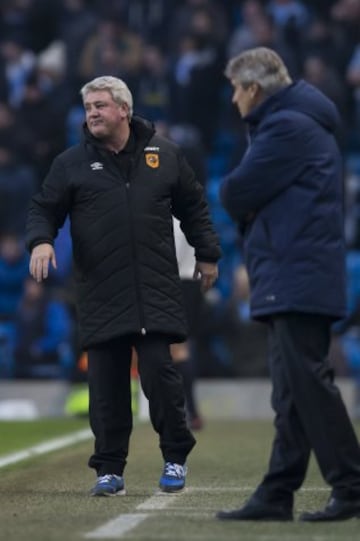 Steve Bruce técnico de Hull City, junto a Manuel Pellegrini.