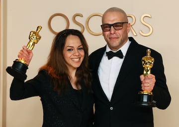 Los directores Shirin Sohani y Hossein Molayemi posan con la estatuilla del Oscar por 'In the shadow of cypress'.