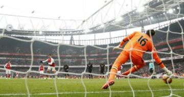 Britain Soccer Football - Arsenal v Hull City - Premier League - Emirates Stadium - 11/2/17 Arsenal's Alexis Sanchez scores their second goal from the penalty spot  Action Images via Reuters / John Sibley Livepic EDITORIAL USE ONLY. No use with unauthorized audio, video, data, fixture lists, club/league logos or "live" services. Online in-match use limited to 45 images, no video emulation. No use in betting, games or single club/league/player publications.  Please contact your account representative for further details.