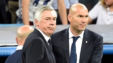 (FILES) In this file photo taken on April 18, 2017 Bayern Munich's Italian head coach Carlo Ancelotti cheers Real Madrid's French coach Zinedine Zidane after the UEFA Champions League quarter-final second leg football match Real Madrid vs FC Bayern Munich at the Santiago Bernabeu stadium in Madrid. - Carlo Ancelotti was named new Real Madrid coach on June 1, 2021. (Photo by GERARD JULIEN / AFP)