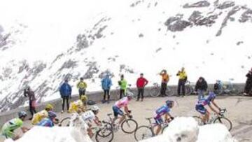 <b>EL COLOSO DE LOS DOLOMITAS. </b>El grupo de favoritos, encabezado por Patxi Vila, en las rampas del Stelvio.