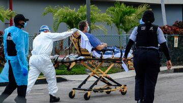 Un paciente con coronavirus es trasladado al hospital North Shore Medical Center en Miami, Florida.