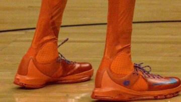 ¿La nueva moda? Durant estrena zapatillas hasta las rodillas