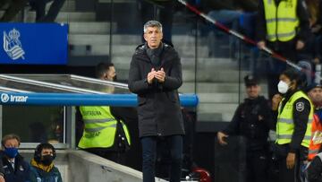 Real Sociedad's Spanish coach Imanol Alguacil gestures during the Spanish League football match between Real Sociedad and FC Barcelona at the Anoeta stadium in San Sebastian on April 21, 2022. (Photo by ANDER GILLENEA / AFP)