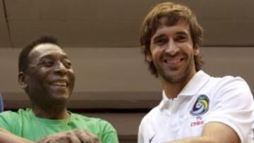 Mitos. Ra&uacute;l con Pel&eacute;, en la presentaci&oacute;n del partido en La Habana.
 