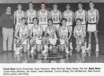 También incursionó en el básquetbol, disciplina en la cual portaba el número 52