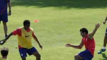 <b>ENFADO. </b>Reyes recibe una brusca entrada de Filipe, que no ve venir por detrás. El brasileño no se disculpa y el utrerano se encara con él.