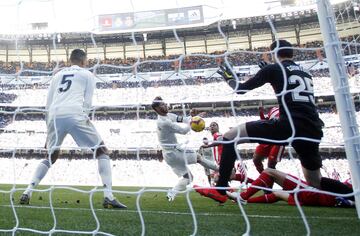 Sergio Ramos golpeó el balón con la mano y el colegiado Cuadra Fernández le mostró la amarilla. Stuani convirtió la pena máxima en gol.