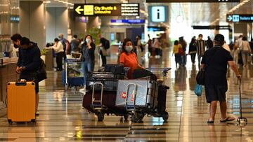 Travellers arrive at Changi International Airport in Singapore on April 1, 2022, as Singapore reopened its land and air borders to travellers fully vaccinated against the Covid-19 coronavirus. (Photo by Roslan RAHMAN / AFP)
