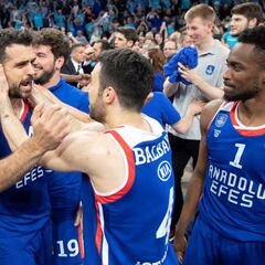 El Anadolu Efes tiró del triple para eliminar al Barcelona