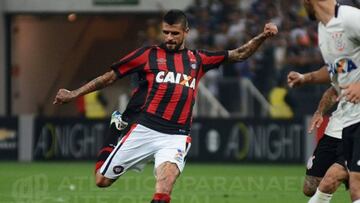 Lucho Gonz&aacute;lez es una de las figuras de Paranaense para el partido con Millonarios 