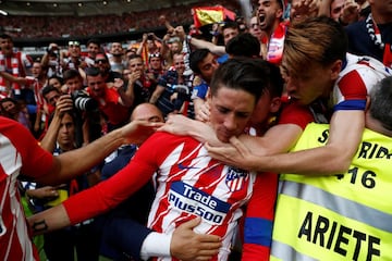 Torres celebra el 2-1 con la afición. 