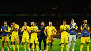 Los jugadores de Rumania saludan a su afición.