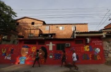 Brasil desplegará tropas federales en Río de Janeiro para ayudar a sofocar una oleada de crímenes violentos tras los ataques de narcotraficantes contra los puestos policiales en tres barrios marginales en el lado norte de la ciudad. A menos de tres meses del Mundial en el que Río acogerá a decenas de miles de aficionados al fútbol. Los ataques han lanzado nuevas dudas sobre los esfuerzos del gobierno para expulsar a las pandillas de los barrios pobres. 