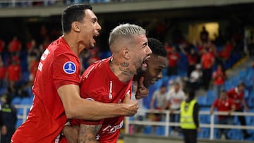 America de Cali's defender #02 Daniel Bocanegra (L), Argentine forward #22 Rodrigo Holgado (C) and defender #24 Jean Carlos Pestana (R) celebrate their team's first goal during the Copa Sudamericana group stage football match between Colombia's America de Cali and Uruguay's Racing at the Olimpico Pascual Guerrero stadium in Cali, Valle del Cauca, Colombia, on May 27, 2025. (Photo by Joaquin Sarmiento / AFP)