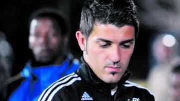 Villa firmando unos autógrafos a los seguidores