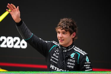 El piloto italiano Andrea Kimi Antonelli, de Mercedes, reacciona en el podio tras marcar el mejor tiempo y ganar el Gran Premio de China de Fórmula 1 en el Circuito Internacional de Shanghái.