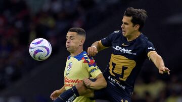 America's Spanish midfielder Alvaro Fidalgo (L) and Pumas' midfielder Ulises Rivas fight for the ball during the Mexican Apertura football tournament match between America and Pumas at Estadio Azteca in Mexico City on September 30, 2023. (Photo by RODRIGO ARANGUA / AFP)