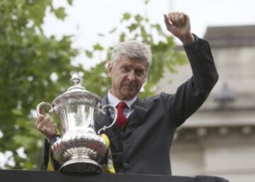 2015. Arsene Wenger con tel trofeo de la FA Cup. El Arsenal venció al Aston Villa.
