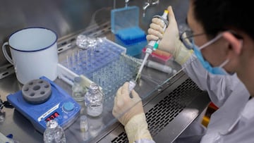 Científicos e investigadores trabajando en la vacuna del coronavirus en Beijing, China. Abril, 2020.