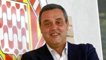 <b>PRESIDENTE. </b>Josep Gusó posa junto al escudo de la entidad.