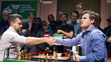 Ian Nepomniachtchi y Magnus Carlsen certifican el acuerdo para repartirse el título.