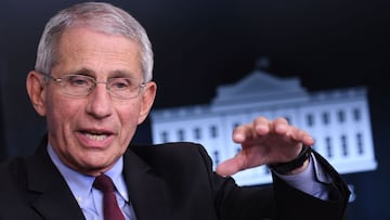 (ARCHIVOS) En esta foto de archivo tomada el 5 de abril de 2020, el Director del Instituto Nacional de Alergias y Enfermedades Infecciosas, Anthony Fauci, habla durante una sesión informativa no programada después de una reunión del Grupo de Trabajo sobre Coronavirus en la Casa Blanca en Washington, DC.