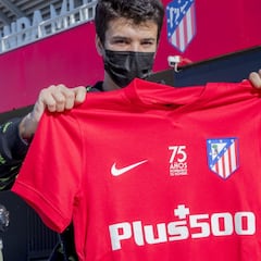 El homenaje al escudo clásico agita la nostalgia entre la afición atlética